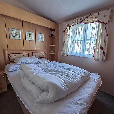 8 Berth Caravan With Decking To Hire At Naze Marine In Essex Ref 17045Nm Walton-on-the-Naze Kültér fotó
