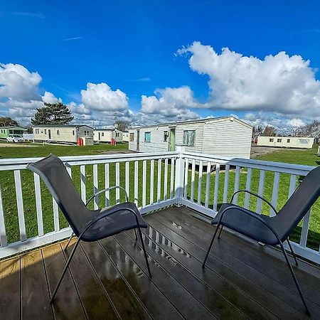 8 Berth Caravan With Decking To Hire At Naze Marine In Essex Ref 17045Nm Walton-on-the-Naze Kültér fotó