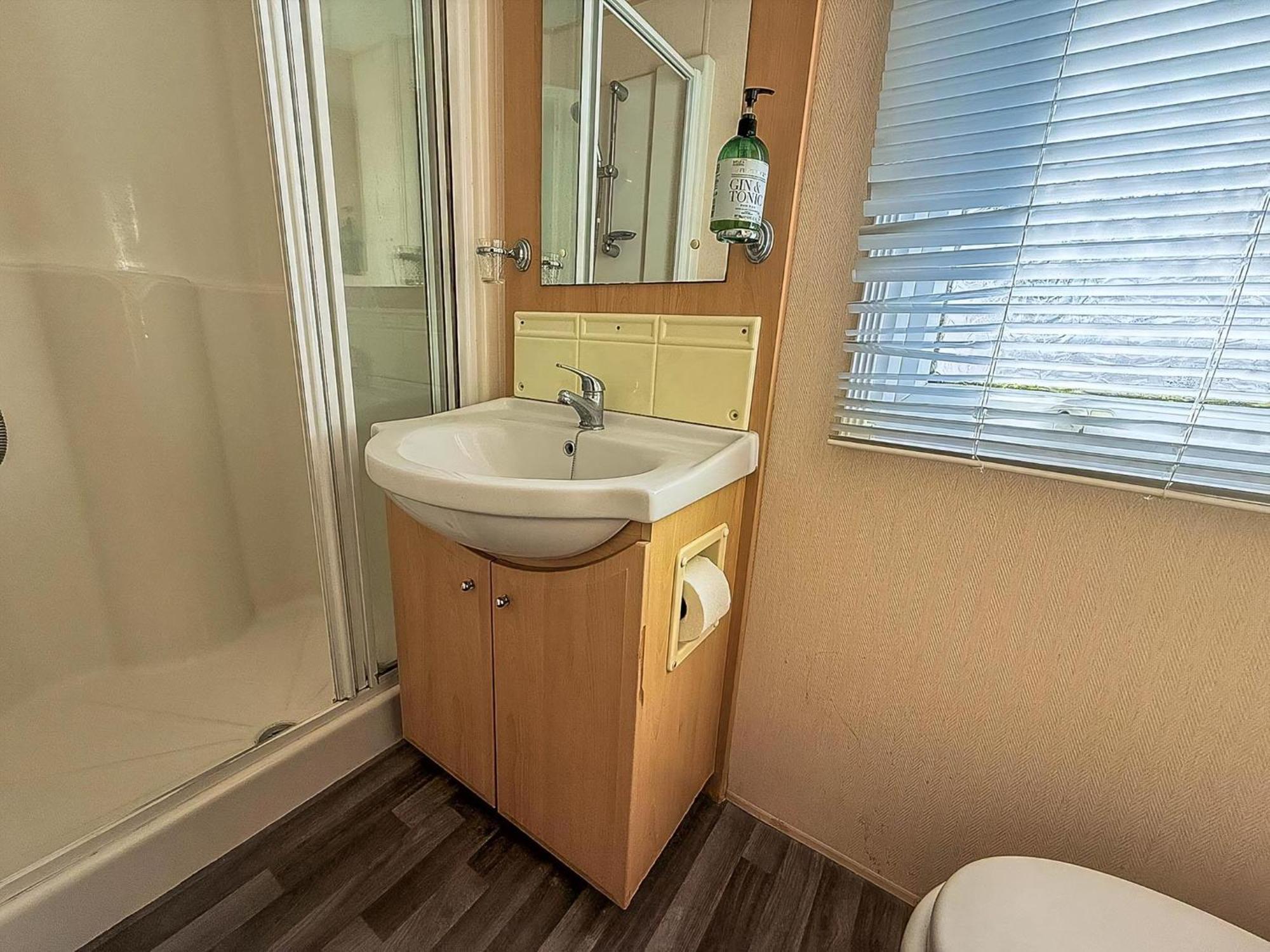 8 Berth Caravan With Decking To Hire At Naze Marine In Essex Ref 17045Nm Walton-on-the-Naze Kültér fotó