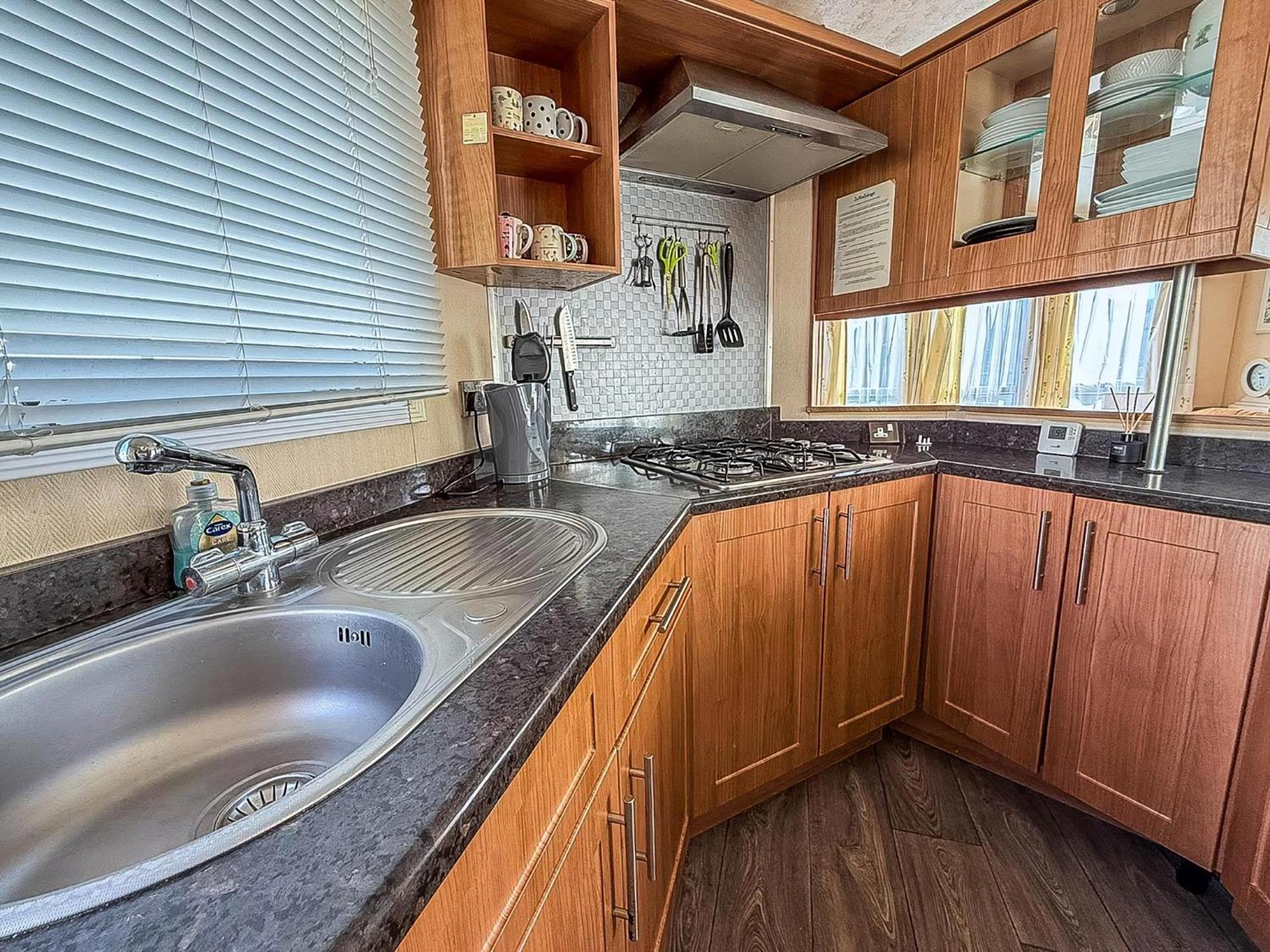 8 Berth Caravan With Decking To Hire At Naze Marine In Essex Ref 17045Nm Walton-on-the-Naze Kültér fotó