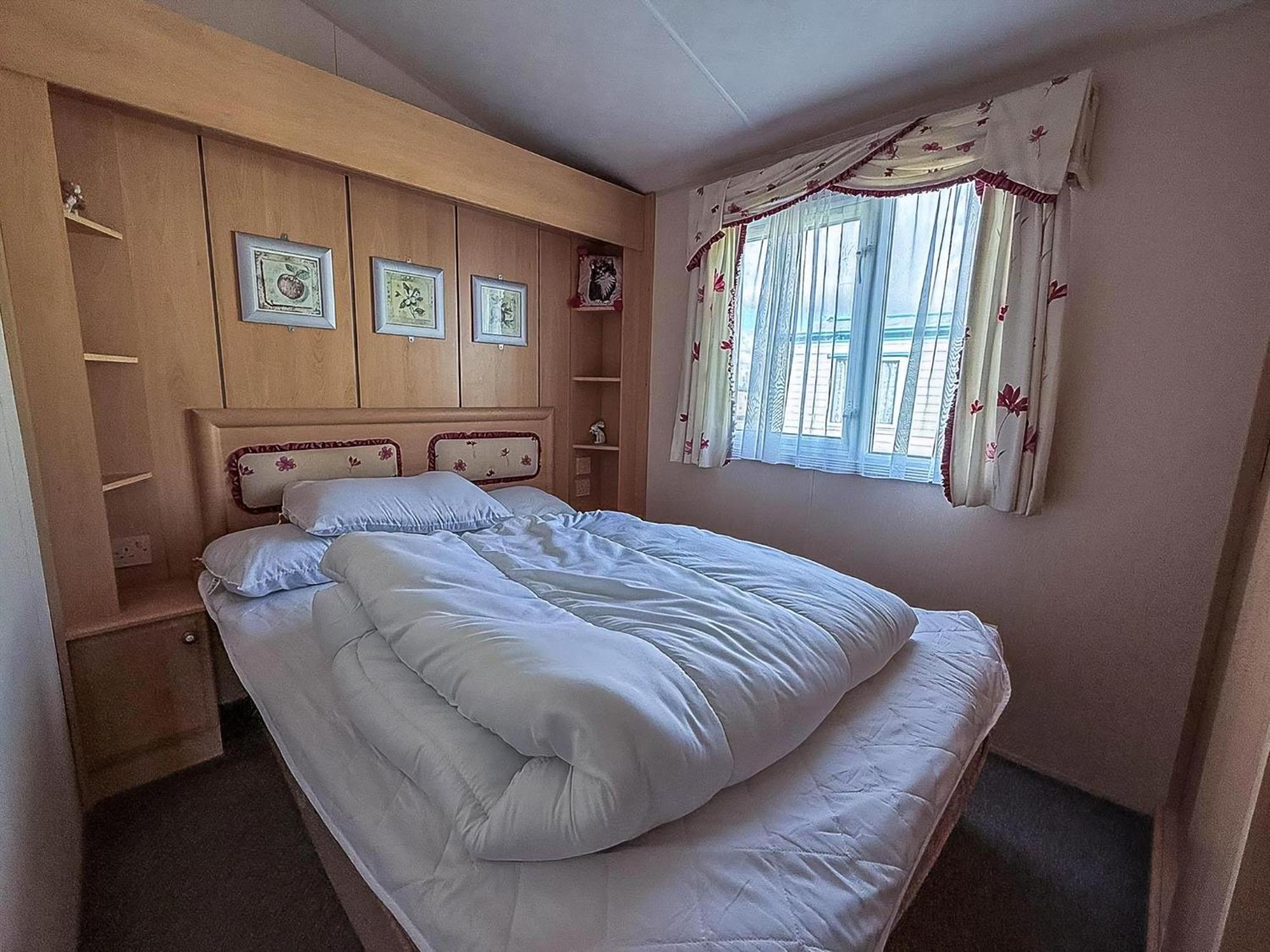 8 Berth Caravan With Decking To Hire At Naze Marine In Essex Ref 17045Nm Walton-on-the-Naze Kültér fotó
