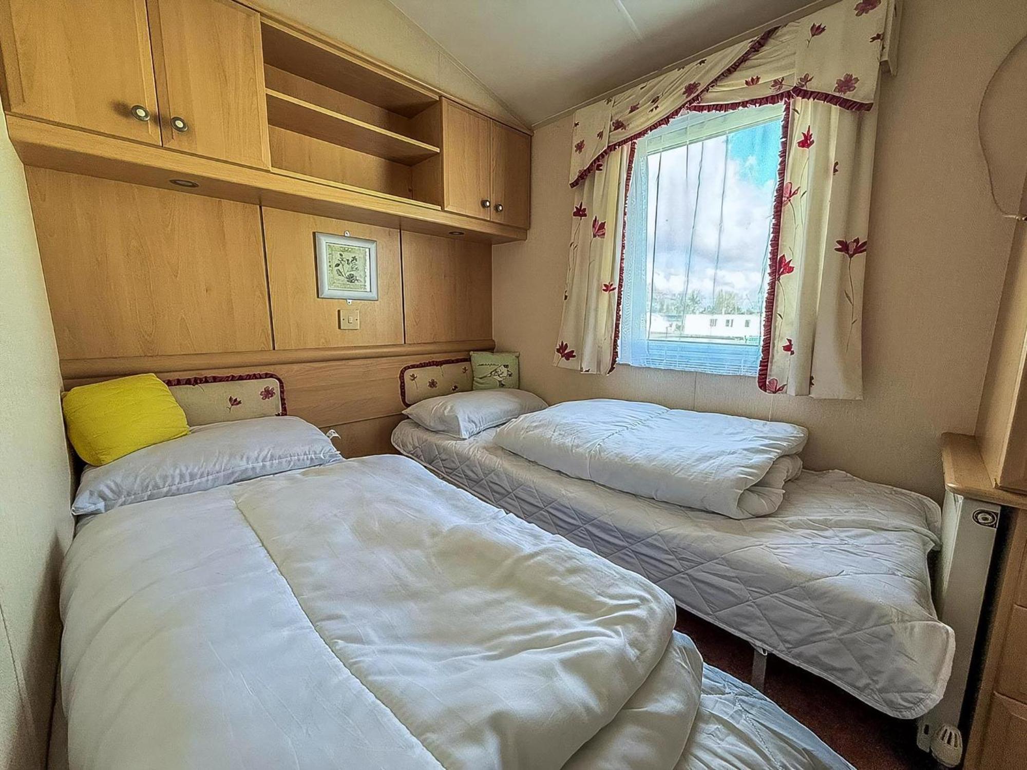 8 Berth Caravan With Decking To Hire At Naze Marine In Essex Ref 17045Nm Walton-on-the-Naze Kültér fotó