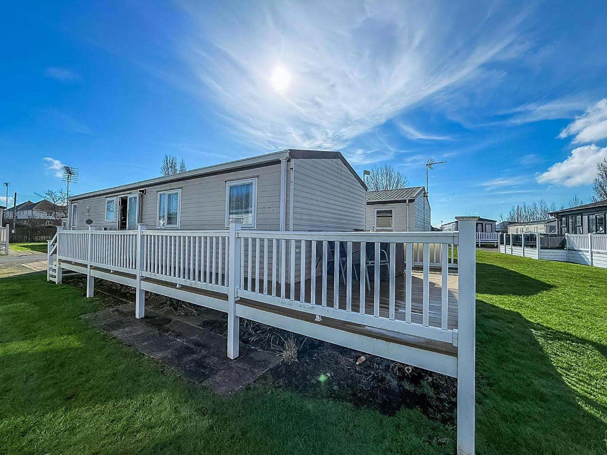 8 Berth Caravan With Decking To Hire At Naze Marine In Essex Ref 17045Nm Walton-on-the-Naze Kültér fotó