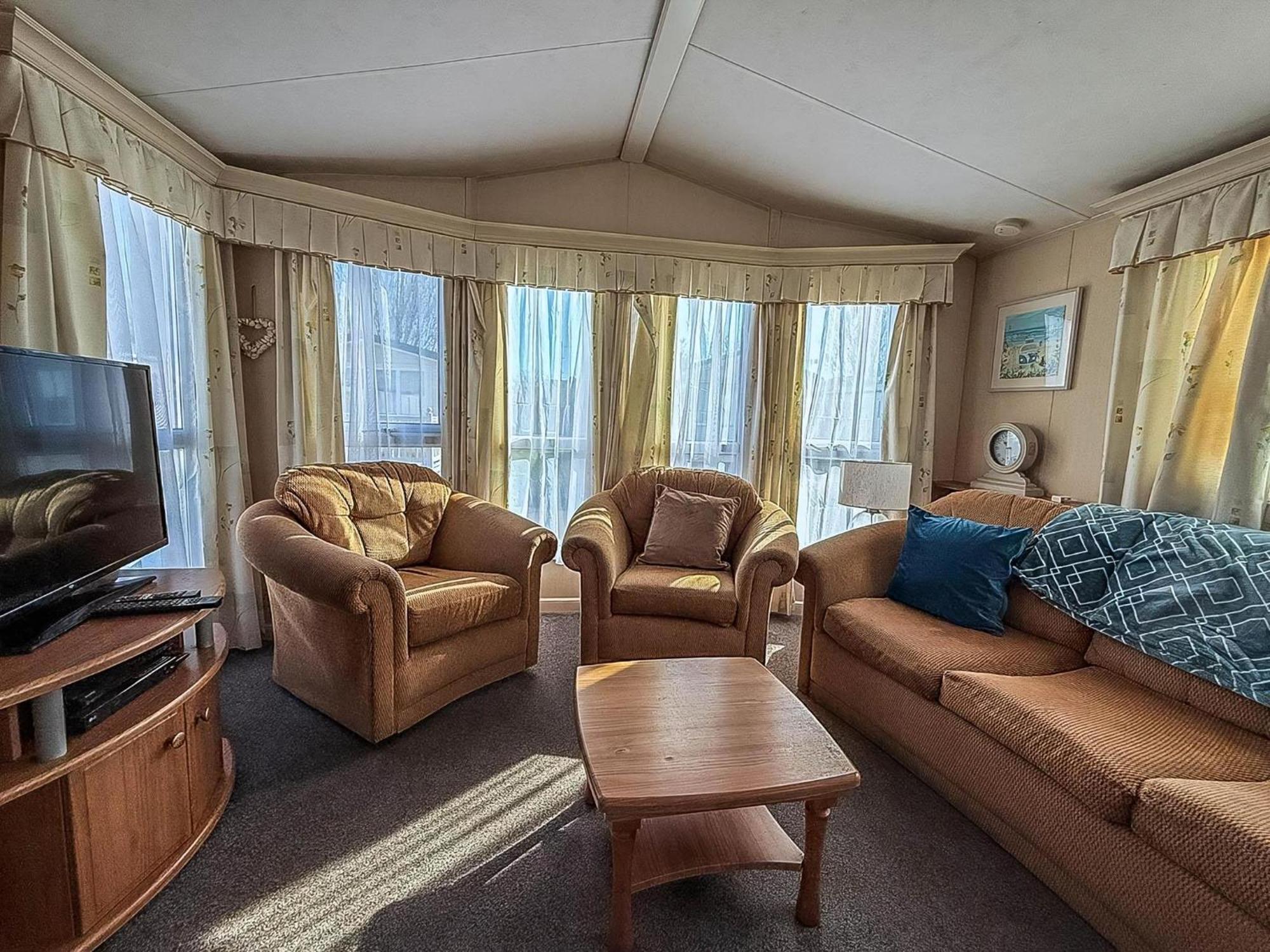 8 Berth Caravan With Decking To Hire At Naze Marine In Essex Ref 17045Nm Walton-on-the-Naze Kültér fotó