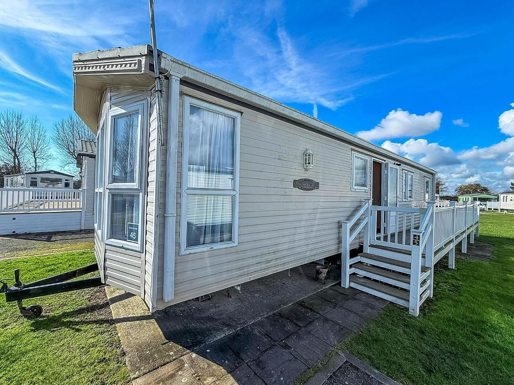 8 Berth Caravan With Decking To Hire At Naze Marine In Essex Ref 17045Nm Walton-on-the-Naze Kültér fotó